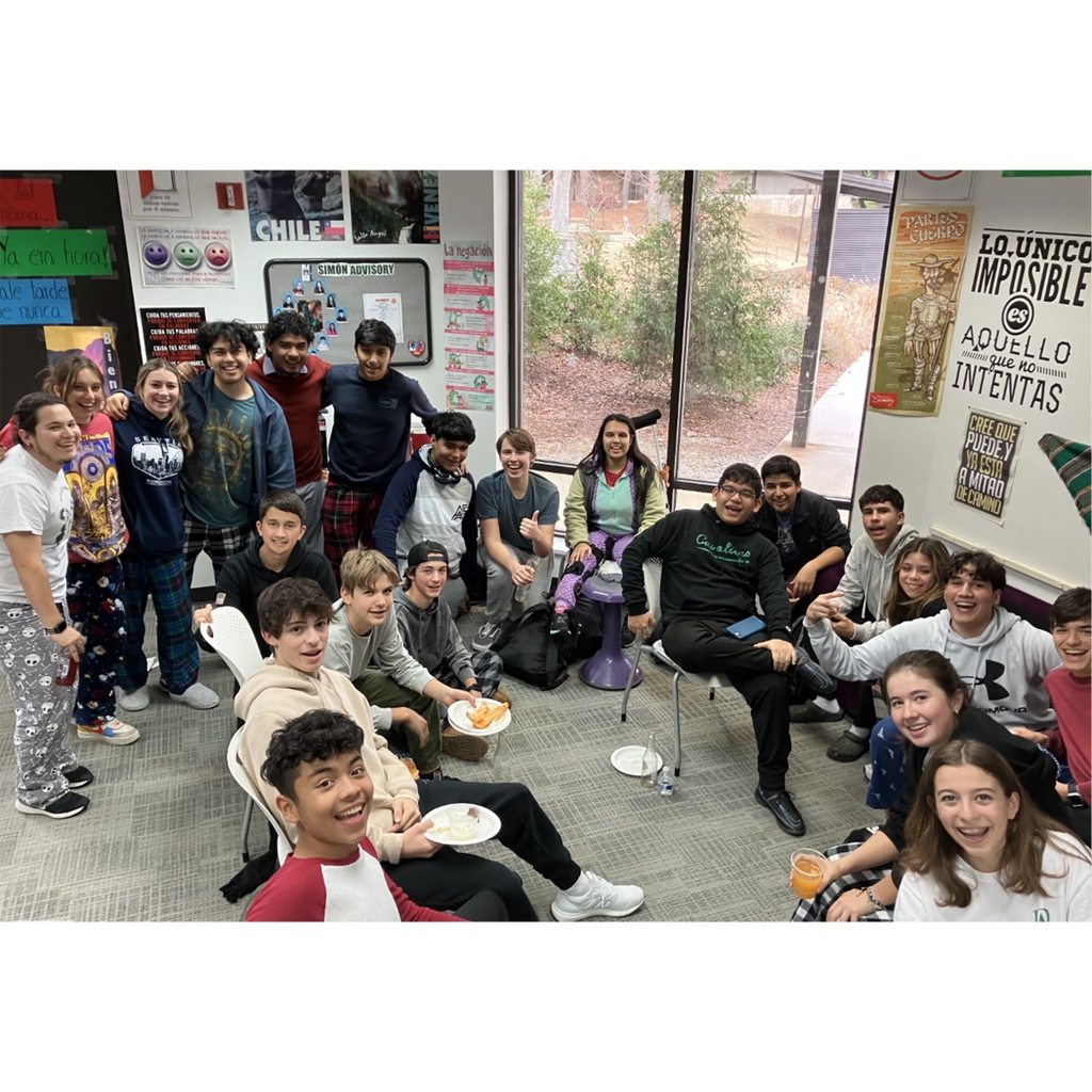 DurhamAcademy's tweet photo. "Los padres y estudiantes de DALE (Durham Academy Latinx-Hispanic Estudiantes) se reunen para compatir sus experiencias y diferentes culturas en grupo por primera vez con musica y comidas." -Sol Dhungana ’25
#DurhamAcademy #DADEE #DurhamAcademyDEE #affinitygroups https://t.co/bgU8zsqrf9