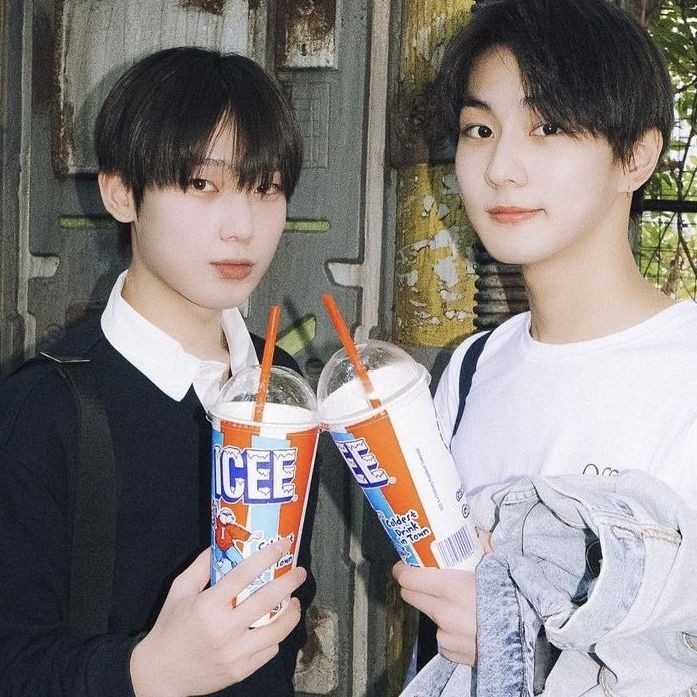 Harauss's tweet photo. Au Sunsun y Jaywon| 7eleven boys 
Jw y Sn trabajan en una tienda 7eleven de medio tiempo y siempre que están trabajando van estudiantes de último año a verlos. https://t.co/f1QsPaN6Jt