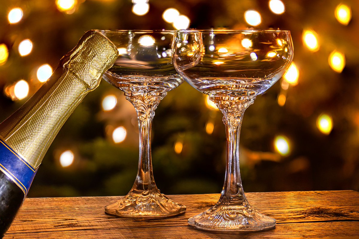 Join us for a New Year's Eve party in our Event Center with live music by Onager! 10pm-2am

Holiday Hours: ecs.page.link/TGV8a