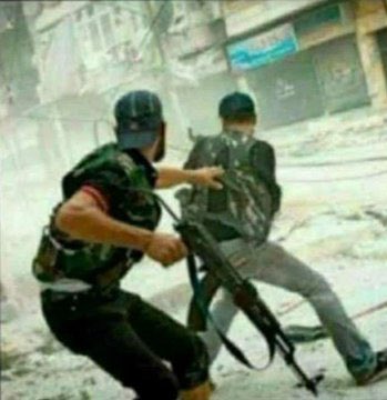 Um xingando o outro, um brigando com o outro, um colocando apelido no outro. Mas na hora das dificuldades um dando a vida pelo outro!! Tá escrito no mandamento “Aqui irmão defende irmão”💪🥈🚩