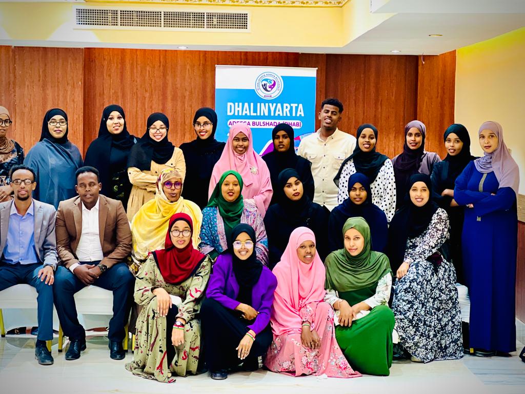 ysoh_2022's tweet photo. last night was a very meaningful night for us because, it was a great encouragement for us to be honored by the local government of Hargaisa, especially the mayor of the capital, his deputy and Ibrahim Kodbur district. Thank you all very much for honoring us.
#Headofmedia https://t.co/j6SZqWei3Y