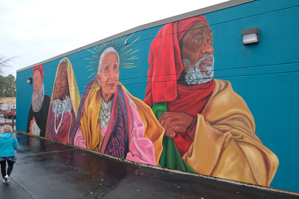 StyleWeekly's tweet photo. Recently unveiled by @CircleCenterADS, the "Age and Grace" mural by artist @nicocathcart depicts four older adults who regularly attend the Circle Center. https://t.co/Mf4X4e45fq