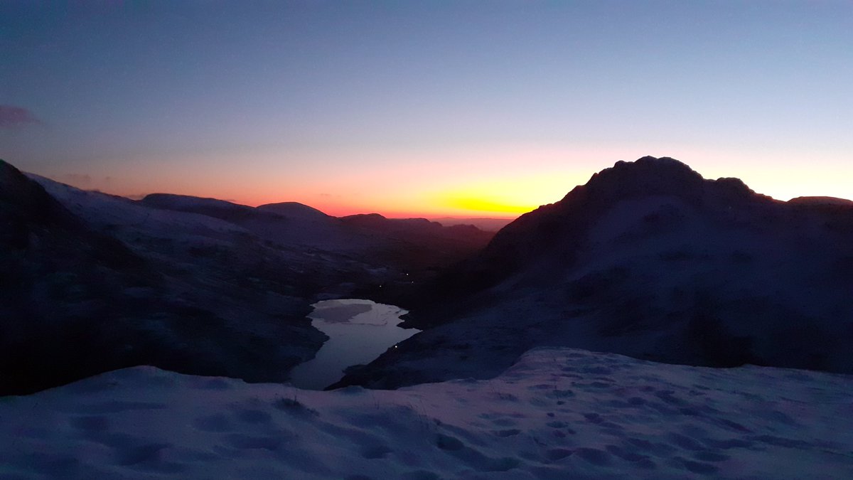 Yr haul yn codi o ben Y Garn bore ma. Sunrise from Y Garn this morning. Hopefully there will be a few more days like this this winter 👌
