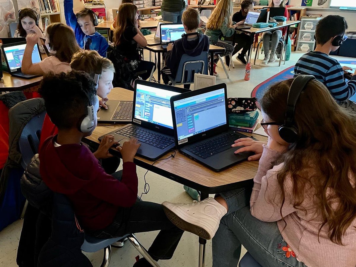 LaurelRidgeES's tweet image. 3rd graders in Mrs. Garvey and Mrs. Donaldson’s classes are flexing their coding skills! #goaldirected #resilient #criticalthinkers