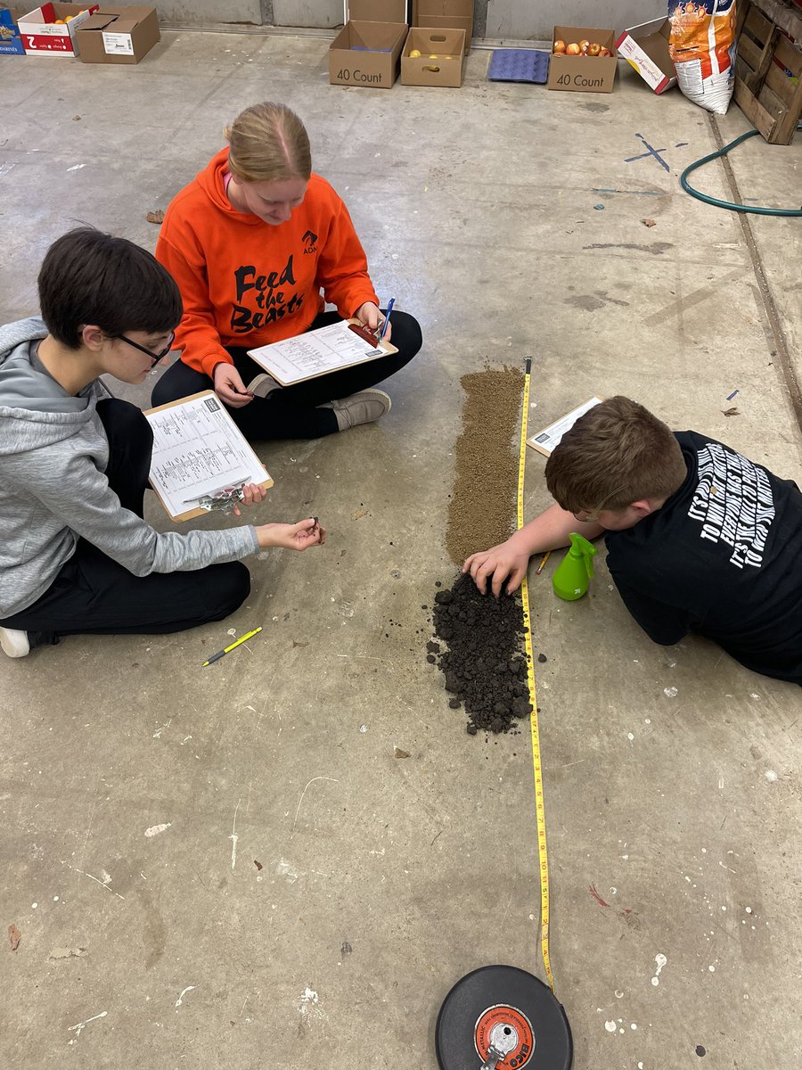 Hull_TeachAg's tweet photo. Intro to AFNR got down and dirty with some indoor soil profiles! #huskyNProud https://t.co/Q9lTPYs0Wp