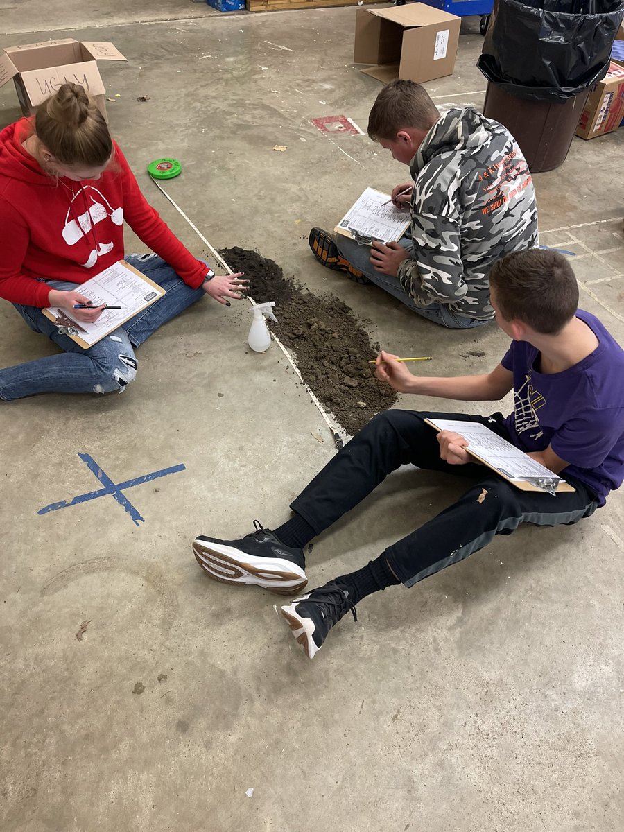 Intro to AFNR got down and dirty with some indoor soil profiles! #huskyNProud