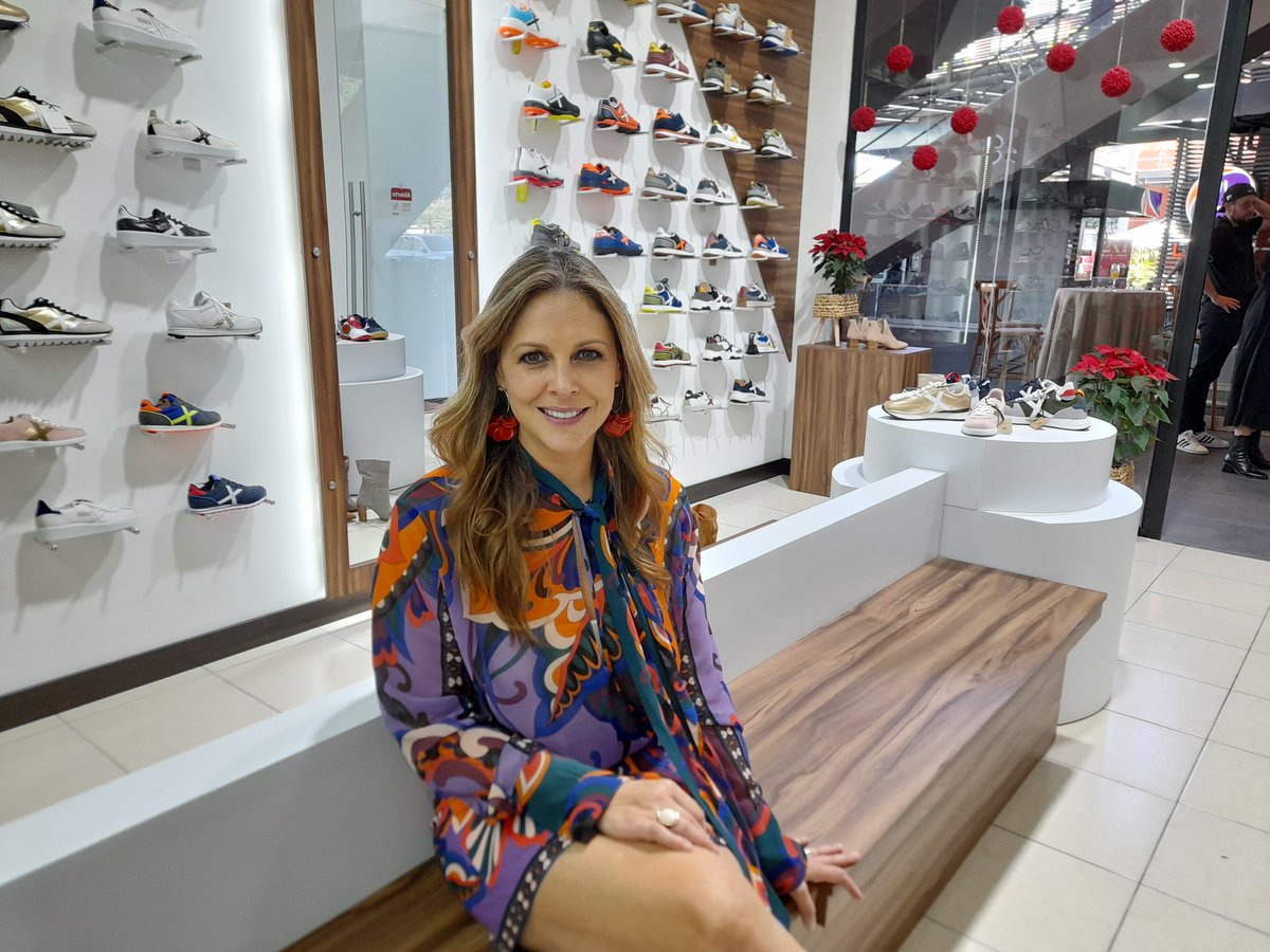 SSandoval_EUD's tweet photo. "En Step Up! Out Feet recorremos las diferentes capitales de la moda y ponemos al alcance de los guatemaltecos productos de calidad para que sean sus pasos los que sigan marcando el ritmo de la moda", comenta Michelle Carey, Gerente de Ventas. @EmisorasUnidas
@PublinewsGT https://t.co/gQ1RernBNs