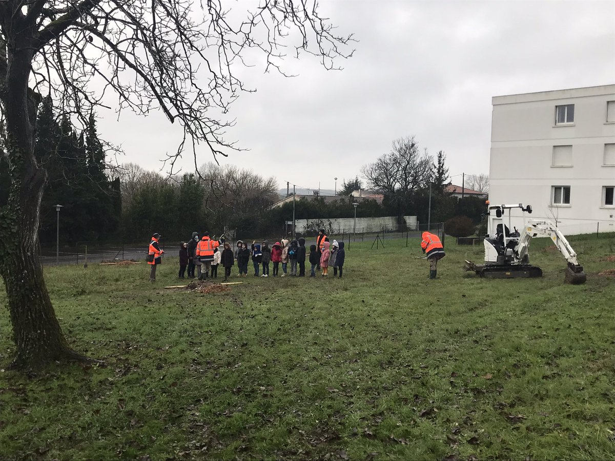 EcolePerat's tweet photo. Aujourd’hui, 12 arbres fruitiers ont été plantés par les élèves dans la cour de récréation. Finir l’année 2022 sur le lancement du verger, de belles perspectives pour 2023. 🍎 🍏 🍒 https://t.co/Hn07Ilbh5y