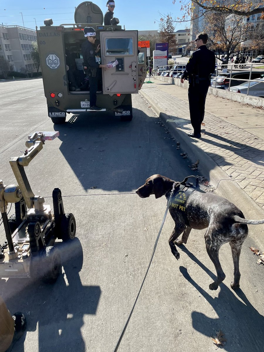 DPDK9Apollo's tweet image. I got to walk in the @dallspd #ChildrensHospital Holiday parade today sponsored by @santacops with @AngelaNordyke @edlujan7375 as well at @TacticalDPD Say hi to my friend Robbie the Robot! 🐾