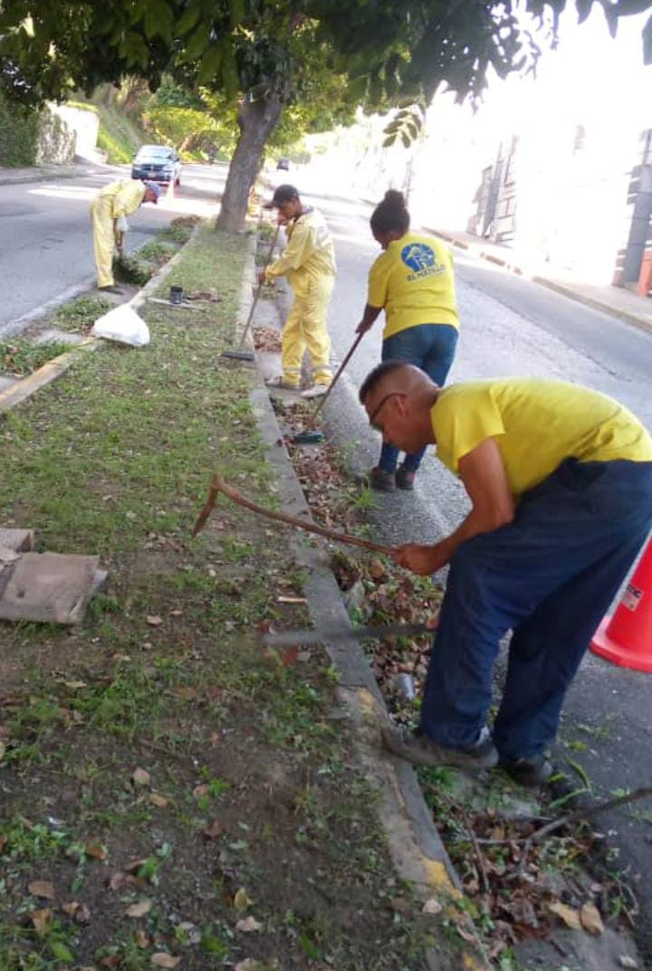 ElHatillo's tweet photo. Cuadrilla vial, continúa con limpieza y desmalezado en la calle #CarlosBraum, A3 de #LaLagunita , #LosNaranjos , y #Tiama

#SeguimosTrabajando 
#CuidemosElHatillo https://t.co/1GAbFsr2yt