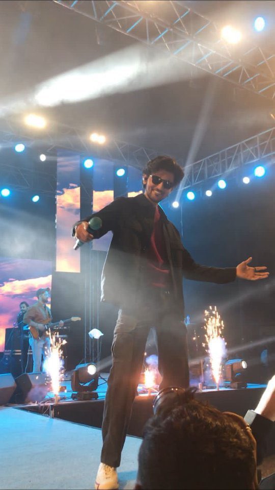 Tomorrow Him and his cutiepies will be the happiest people in this whole Damnnnnn world ✨🫠🧿 

DReam Tour Begins
Love A Fair With Darshan Raval