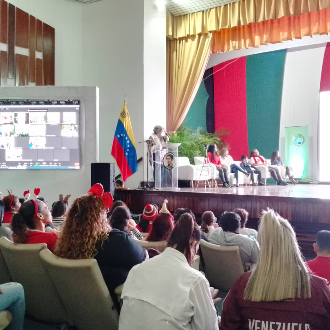 Encuentro de Gestión Territorial Educativa: Experiencias transformadoras, centros de desarrollo de la calidad educativa de #Caracas. Presentado por nuestra Directora de Zona Educativa <a href="/gracielamarilis/">Graciela Rapisarda</a> <a href="/NicolasMaduro/">Nicolás Maduro</a> <a href="/_LaAvanzadora/">Yelitze Santaella</a> <a href="/vicent_carvajal/">Vicente Carvajal</a> <a href="/Funda_cenamec1/">Fundación CENAMEC</a> <a href="/unicefvenezuela/">UNICEF Venezuela</a>