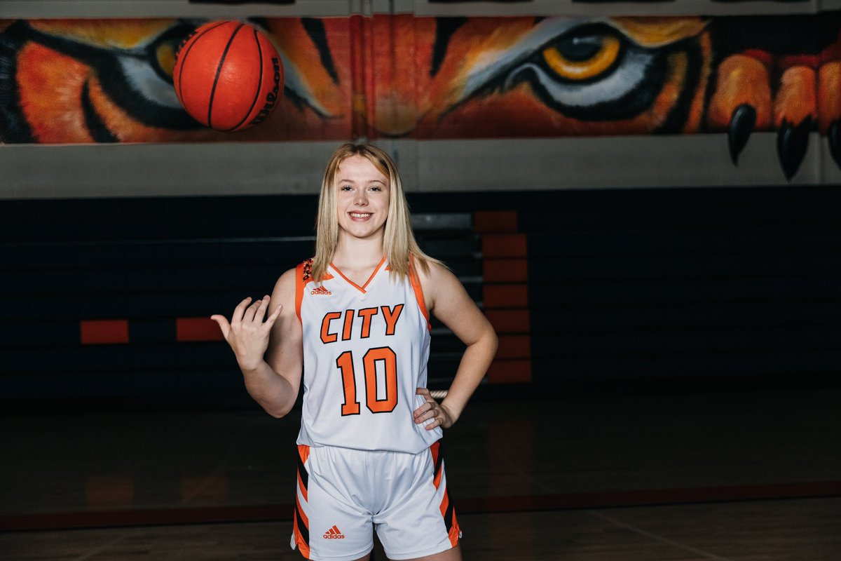 CoachHollyH's tweet photo. 🏀 Fayetteville Freshman Elly Bain with the game winning buzzer beater Tuesday to beat Giles County 56-54 off of steal and assist from freshman Trinity Dixon. Elly had a double double with 12 points and 10 rebounds! Trinity had 15 points, 6 rebounds, 4 assists, 6 steals. https://t.co/71P9CPRXDa