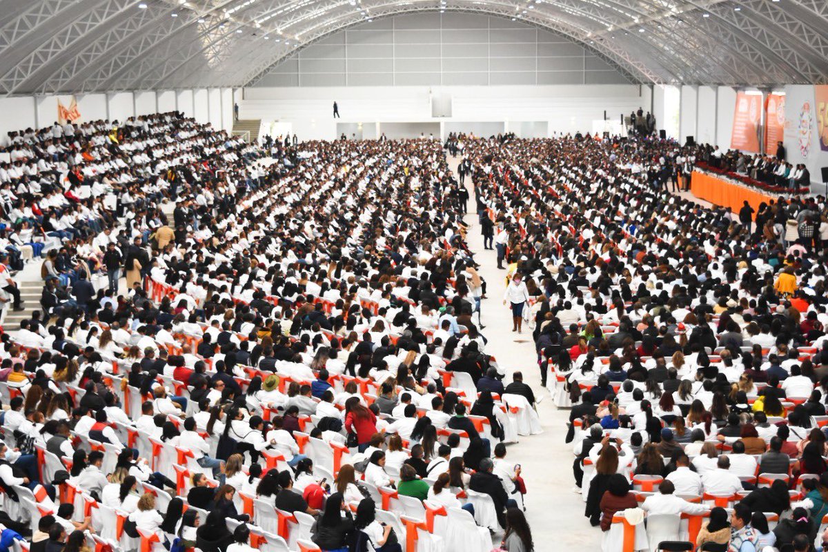 🔴 El líder nacional del #SNTE 📚 Mtro. Alfonso Cepeda Salas, encabezó el #55Aniversario de @Sección36Ofic que dirige el Prof. Rigoberto Vargas Cervantes 🔴 Acompañado de ex secretarios y ante más de 10 mil agremiados destacó la fortaleza y unidad del Sindicato ✅

#SNTEunido