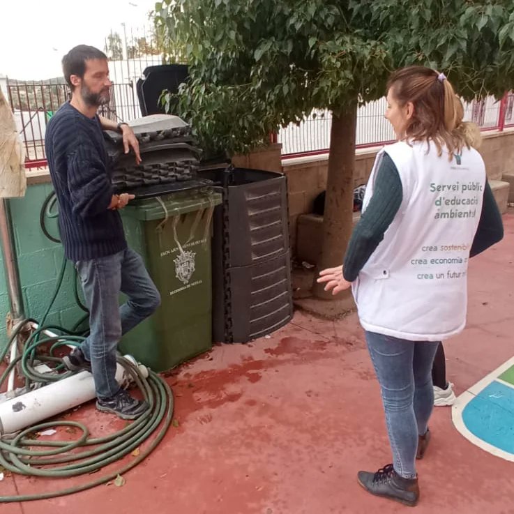 consorcio_crea's tweet photo. 👩🌾 El equipo de Educación Ambiental ha realizado la visita de mantenimiento y continuidad de la compostera del centro educativo Santo Domingo el Savio de #Petrer.
@culturapetrer
#EducaciónAmbiental
#Compostaje
#CREAmosCompost https://t.co/ZYKCaz7n1h