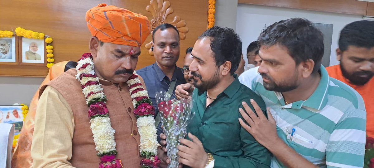 Chauhan80583642's tweet photo. #આજરોજ_વિદ્યા_સહાયકો_એ_માન_શિક્ષણ_મંત્રી_શ્રી_કુબેરભાઈ_ડ���ંડોર_સાહેબ_નું_સન્માન_કર્યું
#પીએચડી જેવા ઉચ્ચ શિક્ષણ મેળવેલ સાહેબ શ્રી ડીંડોર સાહેબ શિક્ષણ મંત્રી બનતા વિદ્યાસહાયકોમાં આનંદ ની લાગણી છલકાઈ. 
@kuberdindor @Bhupendrapbjp
@narendramodi @AmitShah https://t.co/R7zp37NjUu