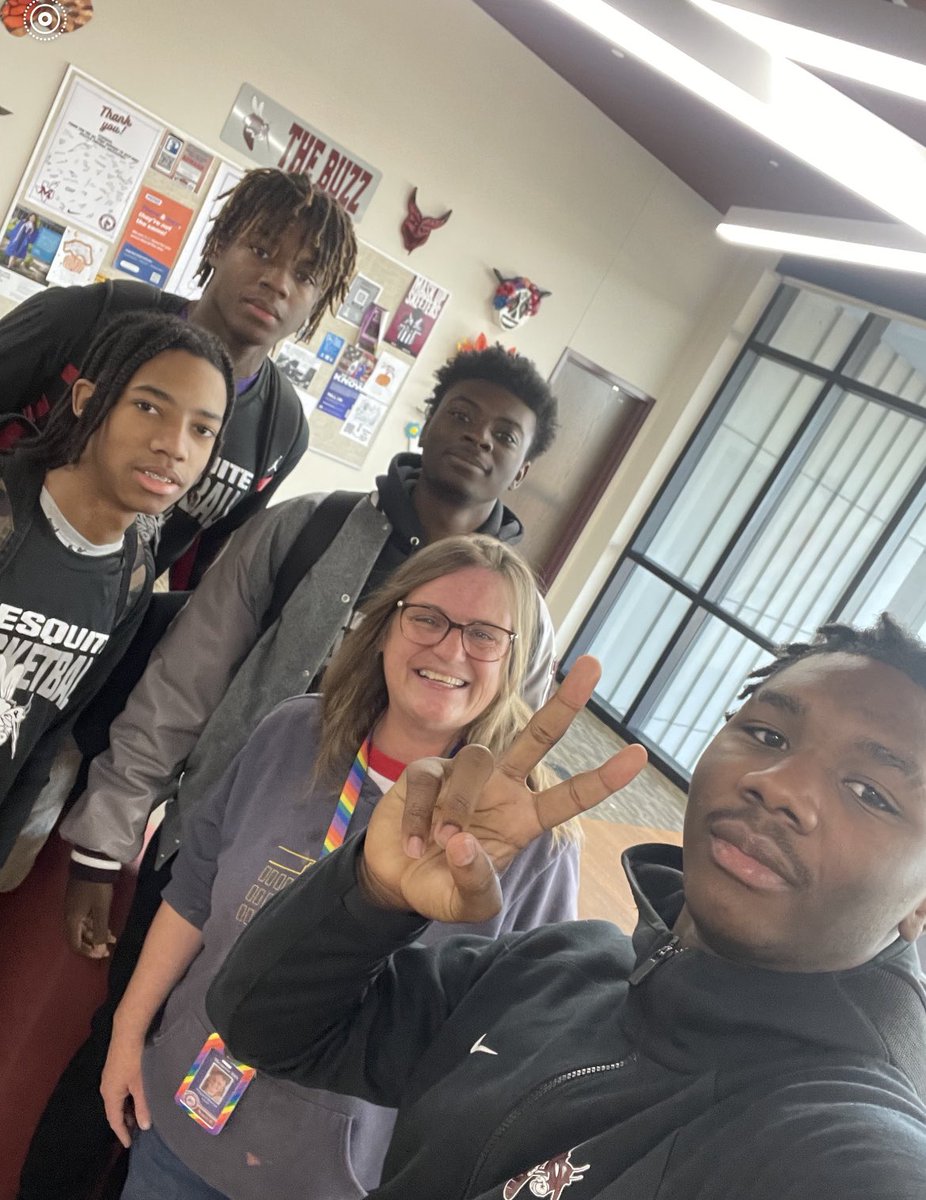 HoopsMesquite's tweet photo. THANK YOU and MERRY CHRISTMAS  to our amazing teachers @MesquiteHS !!! The guys showed some love to teachers that have positively impacted their lives this year with thank you notes and some 🍩. We empower, we impact, we love, we are SKEETERNATION! @mesquiteisdtx @mesquiteisdATH https://t.co/Kdb0abAxZo