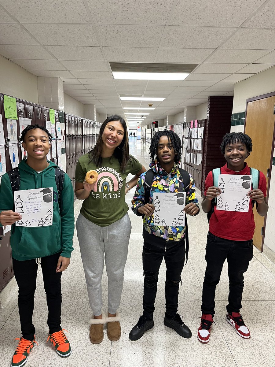 HoopsMesquite's tweet photo. THANK YOU and MERRY CHRISTMAS  to our amazing teachers @MesquiteHS !!! The guys showed some love to teachers that have positively impacted their lives this year with thank you notes and some 🍩. We empower, we impact, we love, we are SKEETERNATION! @mesquiteisdtx @mesquiteisdATH https://t.co/Kdb0abAxZo