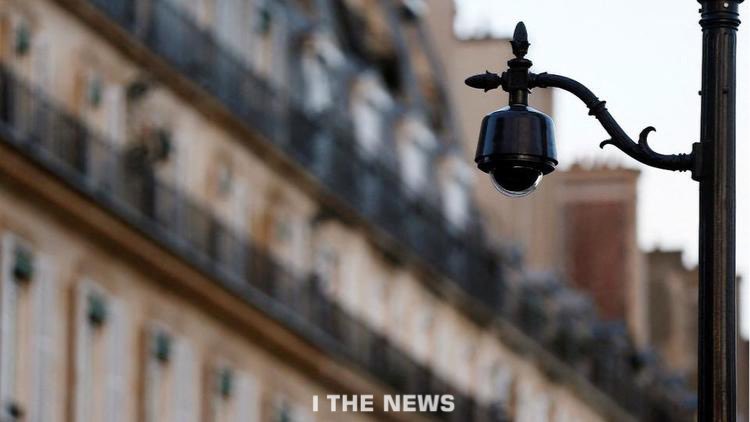 TNews_24's tweet photo. Le Conseil de Paris a voté l'achat et l'installation de 320 caméras de vidéoprotection sur 64 nouveaux sites dits «prioritaires», qui viendront s'ajouter aux 1.456 sites déjà équipés. #AFP #Paris https://t.co/hKDzDIeUvh