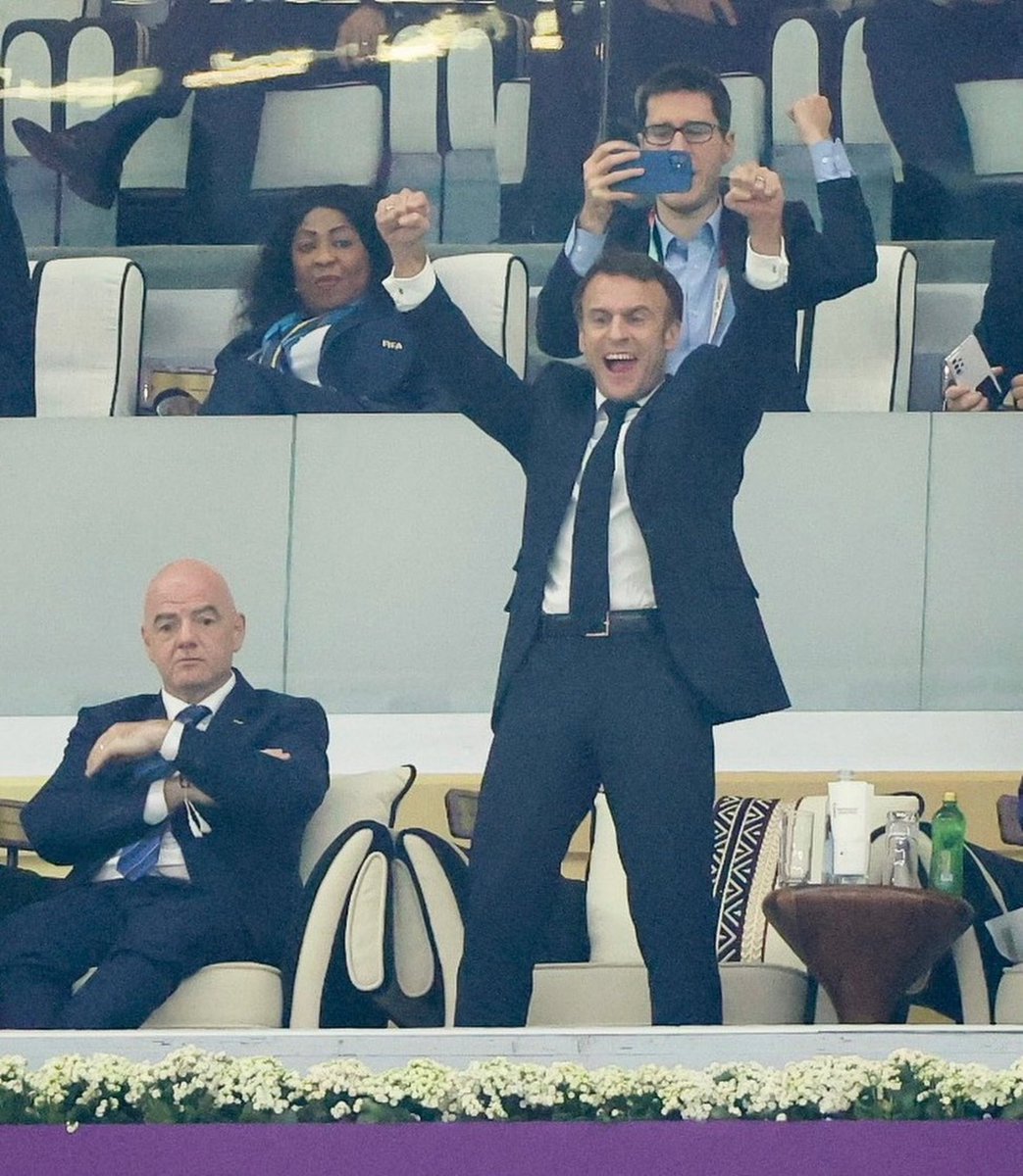 GossipRoomOff's tweet photo. 🚨 Véritable fan de football, le président Emmanuel Macron n’a pas manqué de célébrer la victoire des Bleus face au Maroc, hier soir. Ravi de voir l’équipe de France en Finale, il est allé féliciter les joueurs personnellement, à l’issue du match ! ⚽🇫🇷 (via Gala) https://t.co/zYt2zGXprz