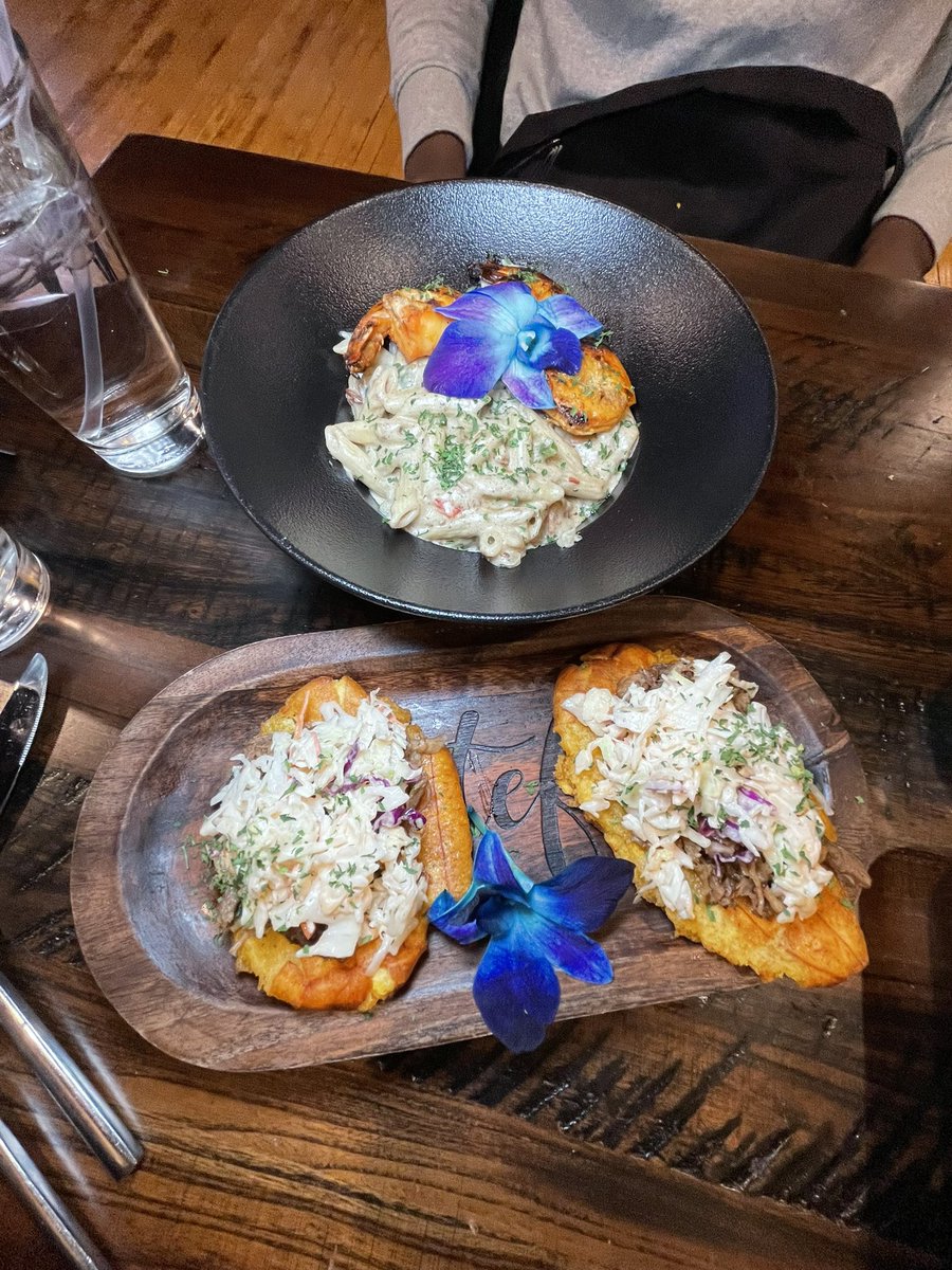 zookies1's tweet photo. If you’re in the Greater Boston area, make sure to go and show love/follow @drinksnbiteswithz on IG 🍸+🍽 
#bostoneats #bostondining https://t.co/lxNO5PAoGh