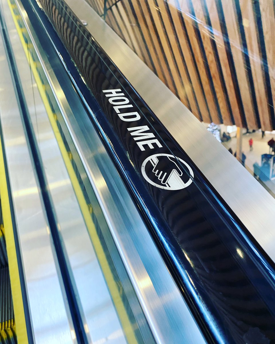 weevic18's tweet photo. Hard to admit but this escalator can articulate its feelings better than me #holdme #needacuddle https://t.co/kkI2lcXvjU