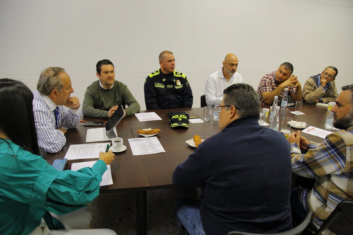 RodrigoHAl's tweet photo. #AEstaHora Estamos reunidos con Ministro de Transporte, Gobernador de Antioquia, voceros del paro, Personería, Procuraduría y demás garantes, para negociar y garantizarle a los ciudadanos el derecho fundamental de libre movilidad. https://t.co/u9gLK7r8Gx
