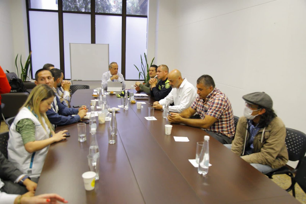 RodrigoHAl's tweet photo. #AEstaHora Estamos reunidos con Ministro de Transporte, Gobernador de Antioquia, voceros del paro, Personería, Procuraduría y demás garantes, para negociar y garantizarle a los ciudadanos el derecho fundamental de libre movilidad. https://t.co/u9gLK7r8Gx