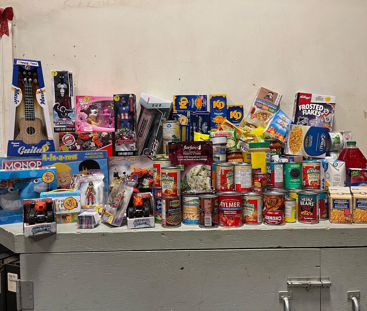 LenbethEdmonton's tweet photo. Helping Santa out this morning! Today is a delivery for @santasanonymous & @yegfoodbank! We are thankful for being able to help out those who need it this season. Big shout out to all of our staff for their donations. #yeg #christmas #santasannonymous #foodbank #lenbeth https://t.co/exA5ipY48A