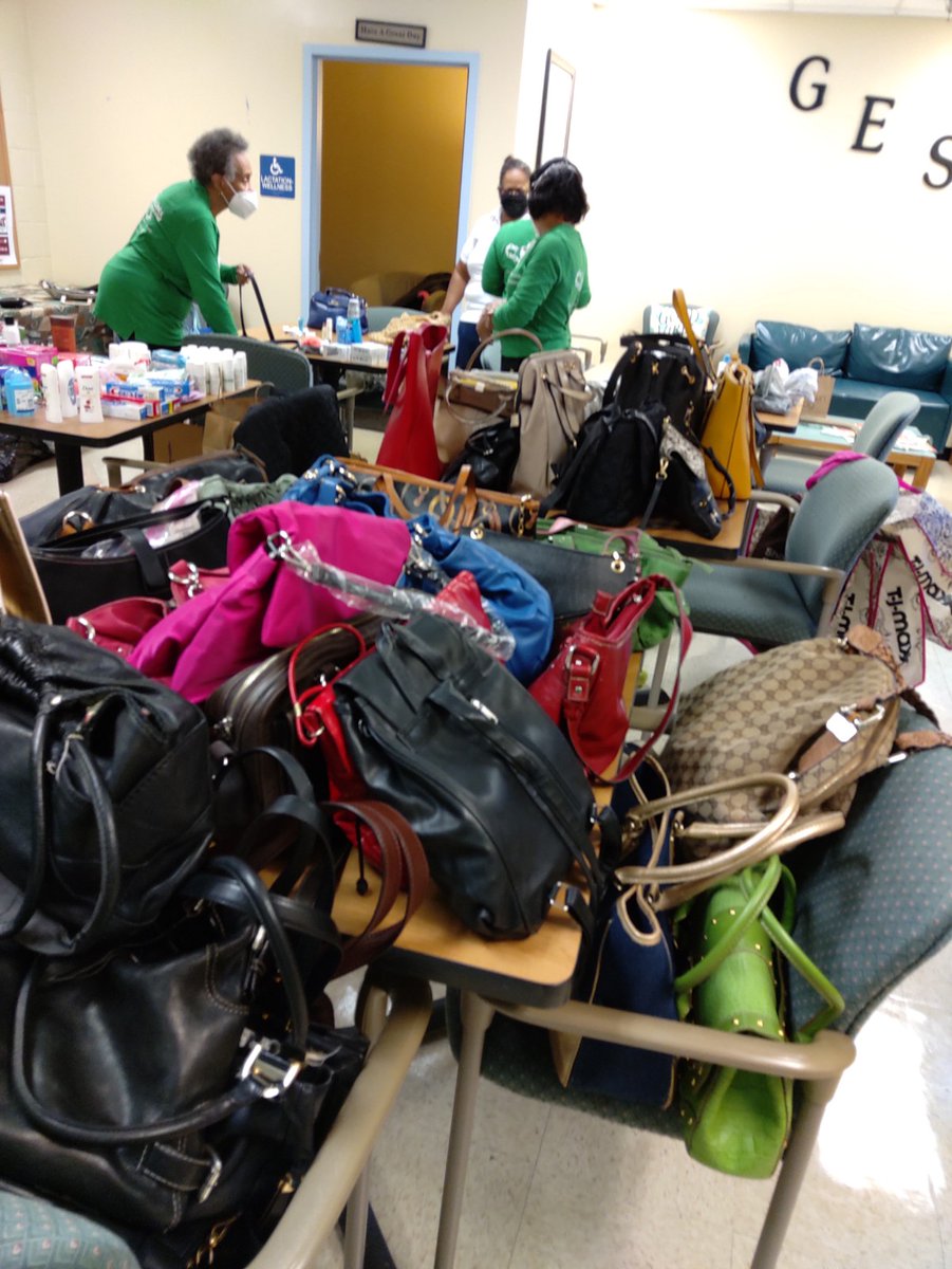 PRCMDLinks's tweet photo. Patuxent River (MD) chapter recently collected 118 new and gently used handbags for the women in the Montgomery County Coalition for the Homeless (MCCH) Shelters. Each handbag included basic toiletries for women to assist in their daily hygiene routines. #PRCLinks #EALinks https://t.co/zVM7RhC3t0