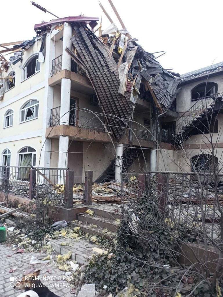 kardinal691's tweet photo. 😈 #HIMARS visit
Temporarily occupied #Zaliznyi_Port. A good blow to the hotel "#Salimar," where the employees of the Federal Security Service of #Russia lived.
#ukraine #putinisamasskiller #putinisawarcriminal @kardinal691 https://t.co/ZqjHkFMxGc