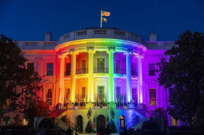 إلى عهد قريب كانت القوانين الأميركية تعتبر الشذوذ الجنسي جريمة ضد الفطرة crime against nature لكن أتباع الشهوات نجحوا في ترويض المزاج الأخلاقي والاجتماعي في أميركا على قبول هذه الموبقة. واليوم يوقع #بايدن قانونا يشرع زواج الشواذ، ويتلفع البيت الأبيض جهارا بعلَم الرذيلة والسقوط