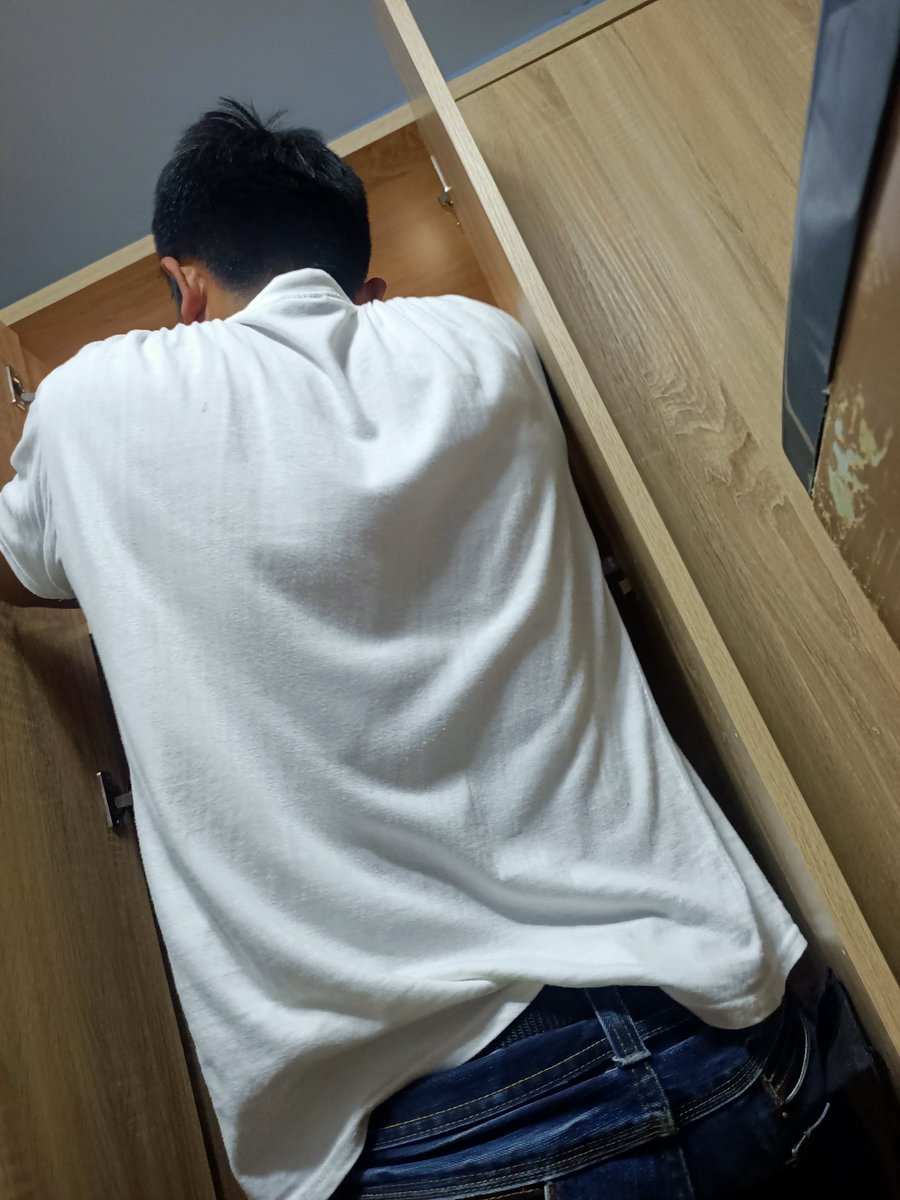 Jaco_Lheroo's tweet photo. sarap ni kuya na nagkakabit ng bago kung cabinet https://t.co/SuHDlq5WO6