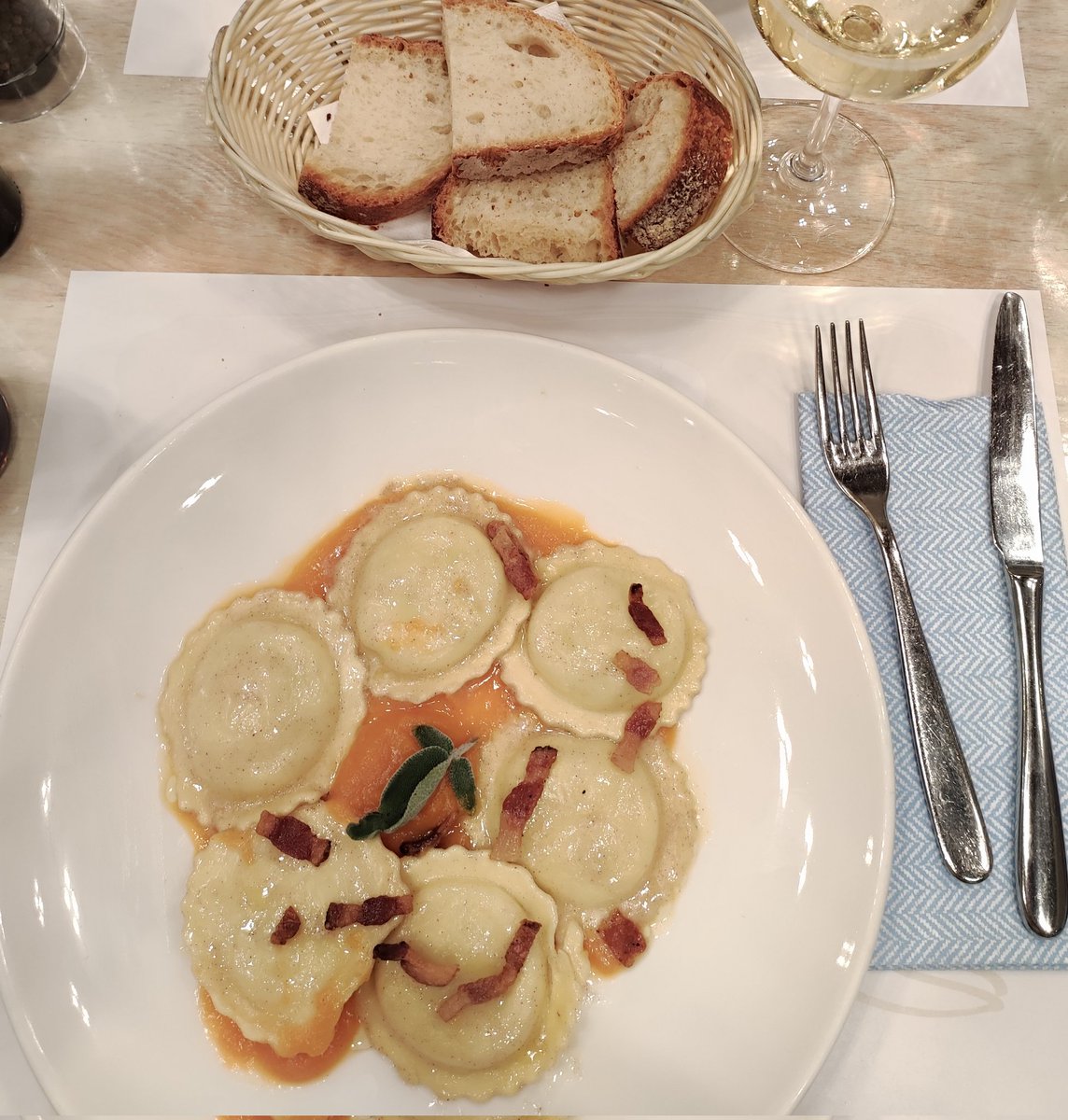 aveterottole00's tweet photo. #myadvisor
Sono qui per sfatare il mito del "bella Milano ma mangiare in centro costa troppo"
Farinella è ristorante - pizzeria napoletana e si trova esattamente attaccato al castello Sforzesco, la pizza è ottima e consiglio vivamente di prendere quella,Ma se come me ne mangiate https://t.co/OtHdT5lR1x