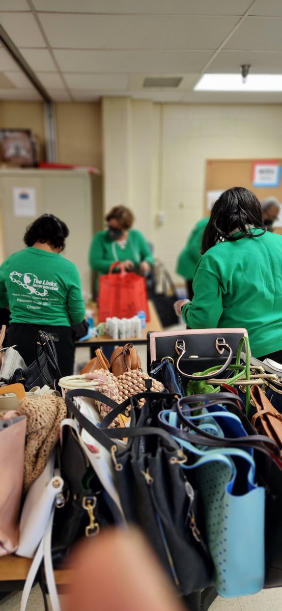 PRCMDLinks's tweet photo. Patuxent River (MD) chapter recently collected 118 new and gently used handbags for the women in the Montgomery County Coalition for the Homeless (MCCH) Shelters. Each handbag included basic toiletries for women to assist in their daily hygiene routines. #PRCLinks #EALinks https://t.co/zVM7RhC3t0