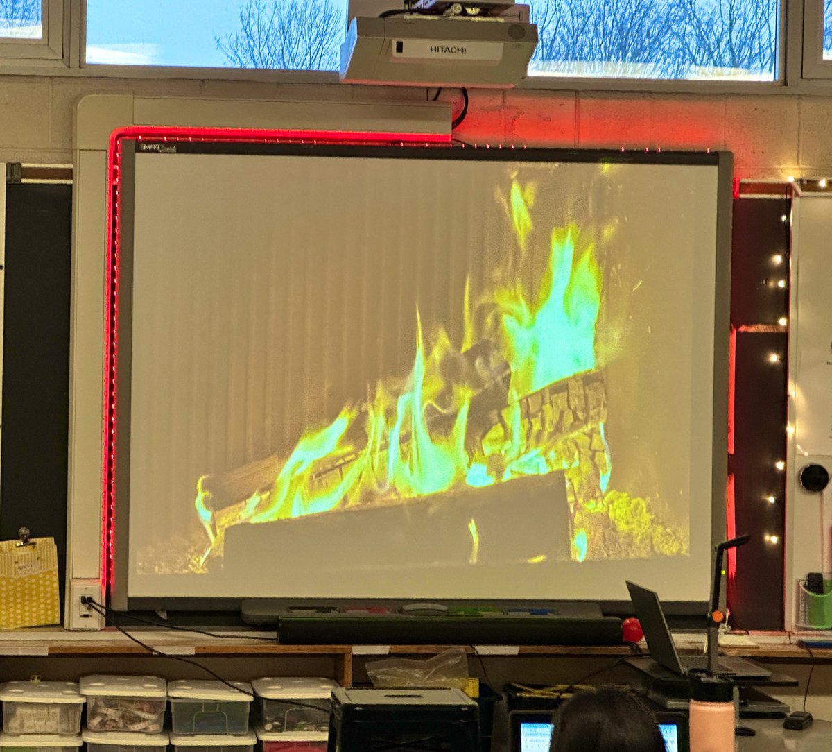 GoodishGr3's tweet photo. Staying warm and cozy inside today with our smartboard fireplace 🔥 ❄️ https://t.co/pJdgMxQNxI