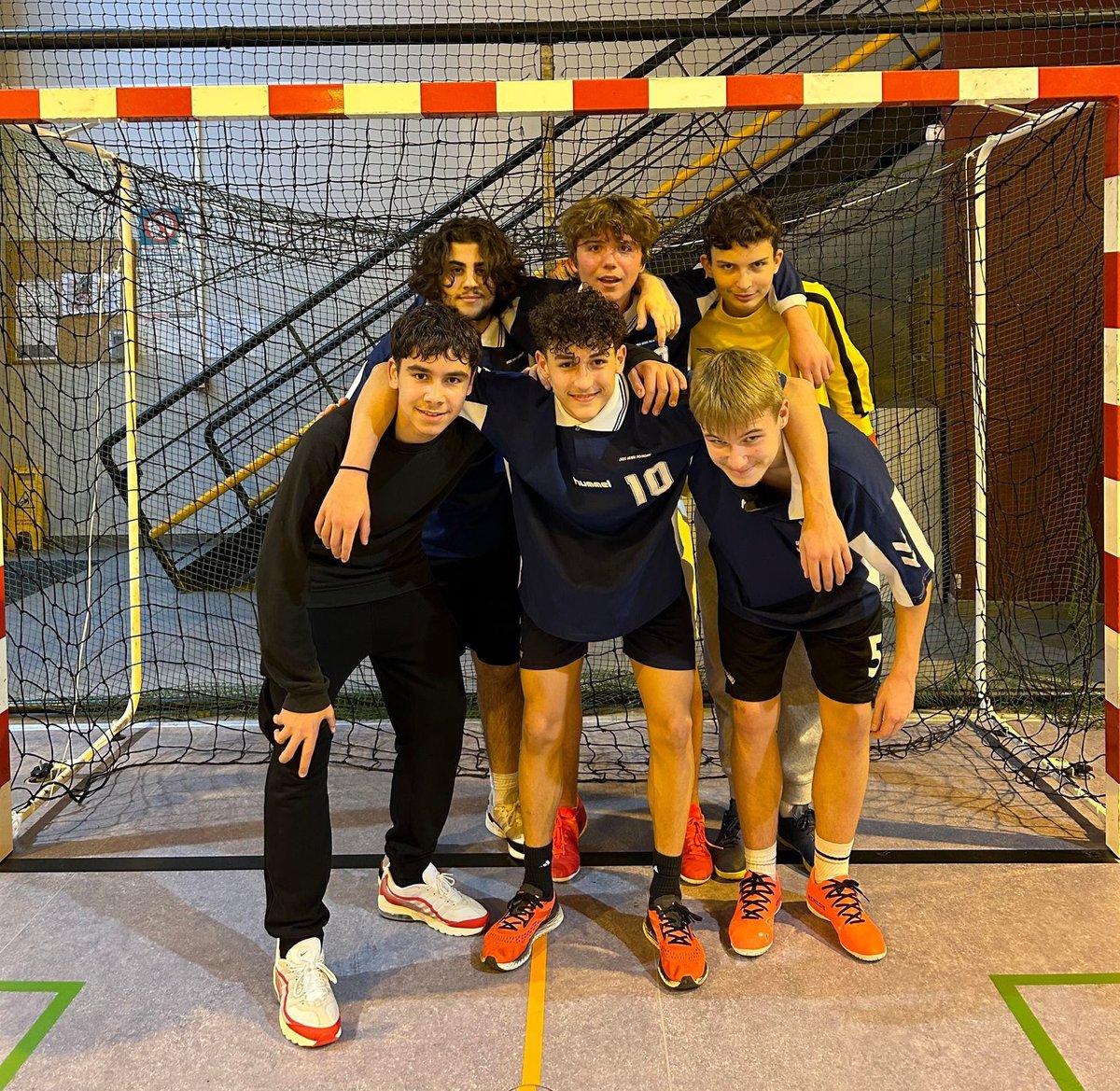 Lycee_Poincare's tweet photo. Félicitations à notre équipe de #futsal Cadets qui se qualifie pour la seconde phase du championnat grâce à leur très belle seconde place ! Notre équipe s’est démarquée par son jeu collectif et son esprit fair-play ! L’aventure continue ! https://t.co/V4zLi6oYqe