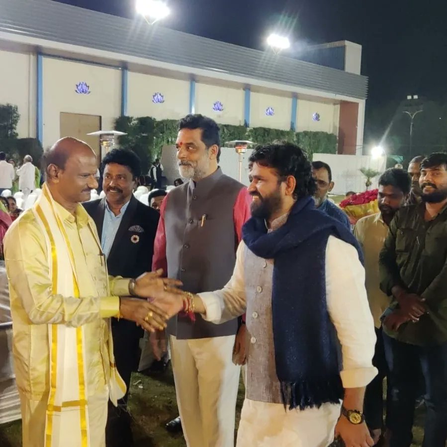 dundrakumarasw1's tweet photo. *పెళ్లి శుభకార్యంలో తెలంగాణ బీసీ కమిషన్ చైర్మన్ వకులభరణ కృష్ణ మోహన్ మరియు జాతీయ బీసీ దళ్ అధ్యక్షుడు కుమారస్వామి మరియు డాక్టర్ మహేంద్�� బాబు.
#dundra
#Dundrakumaraswamy #దుండ్రకుమారస్వామి #బిసిదళ్అద్యక్షుడు #dundrakumaraswamy #kumaraswamydundra https://t.co/Oo0aHJFImm