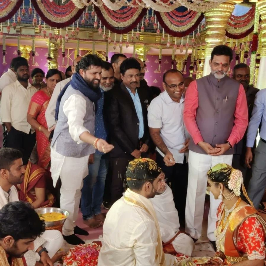 dundrakumarasw1's tweet photo. *పెళ్లి శుభకార్యంలో తెలంగాణ బీసీ కమిషన్ చైర్మన్ వకులభరణ కృష్ణ మోహన్ మరియు జాతీయ బీసీ దళ్ అధ్యక్షుడు కుమారస్వామి మరియు డాక్టర్ మహేంద్�� బాబు.
#dundra
#Dundrakumaraswamy #దుండ్రకుమారస్వామి #బిసిదళ్అద్యక్షుడు #dundrakumaraswamy #kumaraswamydundra https://t.co/Oo0aHJFImm