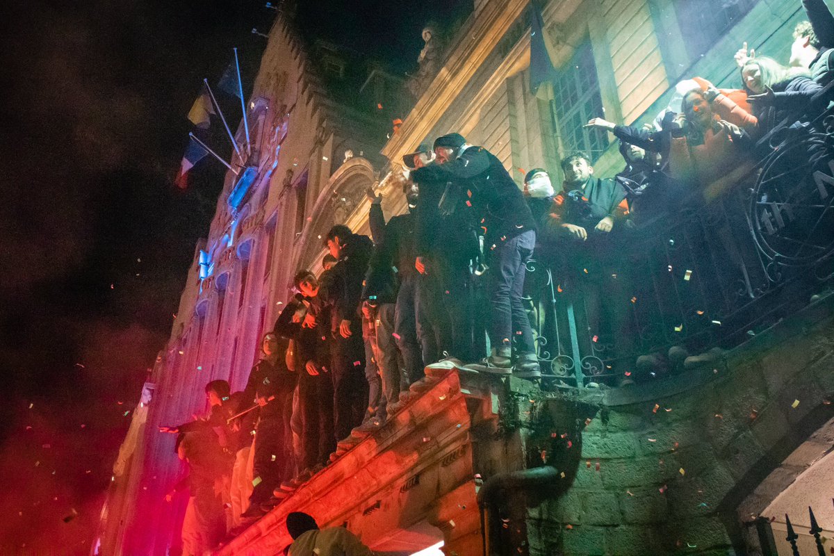FelixLebelle's tweet photo. Lille en feu hier soir pour célébrer la victoire de @equipedefrance

La Grand’Place était bondée de lillois, brandissant drapeaux, fumigènes et feu d’artifices 
#CDM2022 #EquipeDeFrance https://t.co/skdlLNM2SA