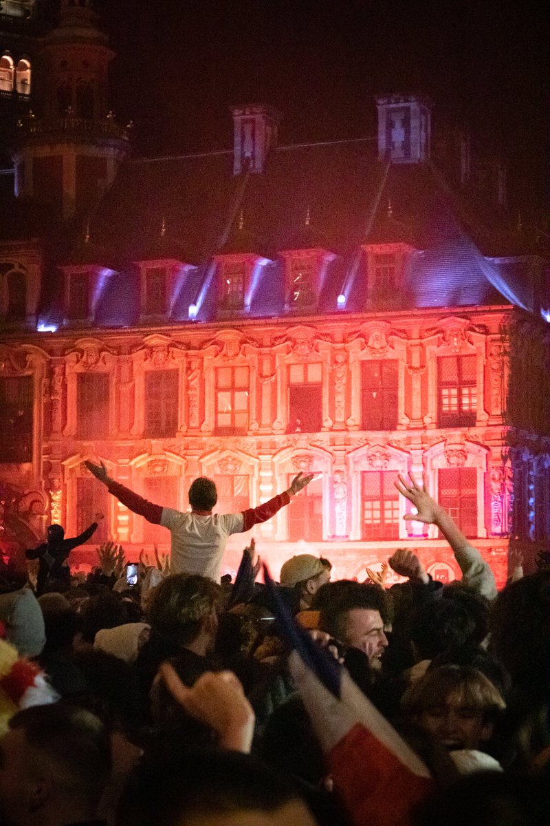 Lille en feu hier soir pour célébrer la victoire de <a href="/equipedefrance/">Equipe de France ⭐⭐</a>

La Grand’Place était bondée de lillois, brandissant drapeaux, fumigènes et feu d’artifices 
#CDM2022 #EquipeDeFrance