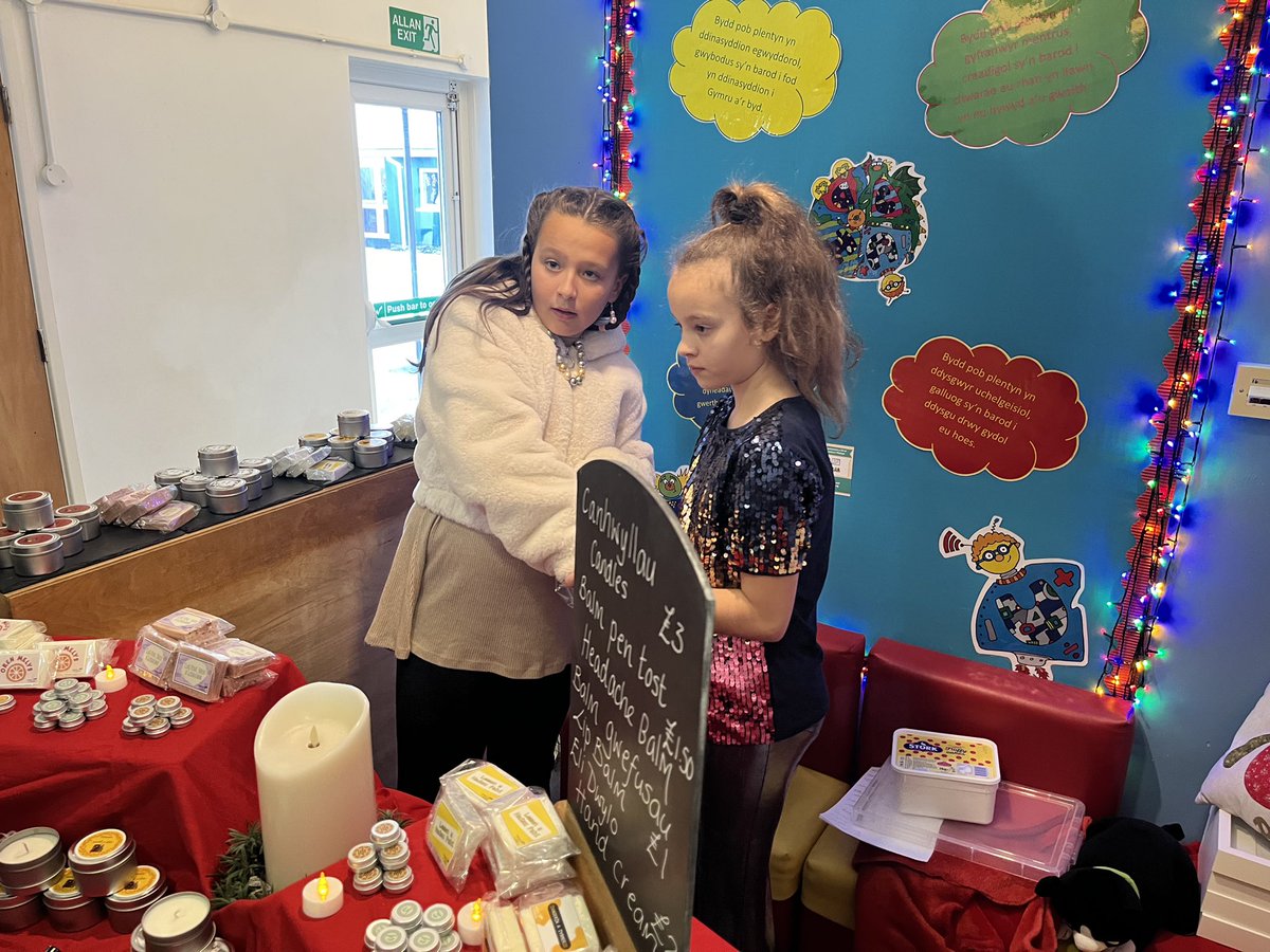ysgol_y_dderi's tweet photo. Dewch i brynu anrhegion Nadolig bendigedig o waith llaw blwyddyn 4, 5 a 6! Nwyddau chwaethus ar werth ar y stondin heno🧴🧼🫧🕯️🎄🎅🏻 #mentergarwch #elw #SebonaFi https://t.co/rmqb0BKweN