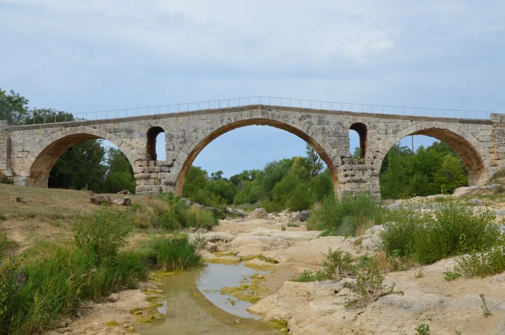 carolemadge's tweet photo. The Pont Julien near Apta Julia originally carried the via Domitia, the Roman Road from Italy to Spain, over the Calavon River. It was used from the 1st century BC by Roman soldiers and traders, and Hadrian in AD 122. It is one of the best-preserved Roman bridges in France. https://t.co/EWLh70fF2W