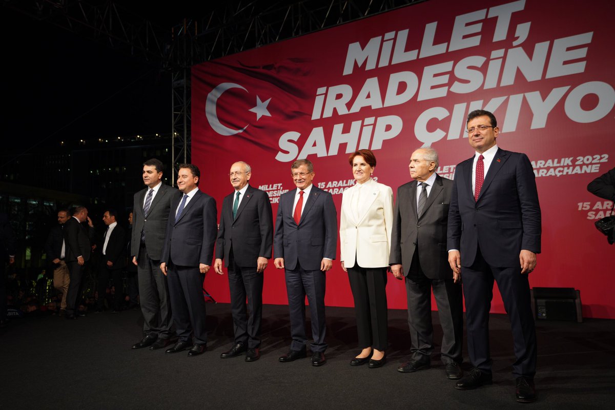 ekrem_imamoglu's tweet photo. Millet, iradesine sahip çıktı.

Bugün Saraçhane'de bu iradeye sahip çıkan kıymetli liderlerimize, vekillerimize, belediye başkanlarımıza ve bizi hiçbir zaman yalnız bırakmayan İstanbullulara teşekkürler. Hiçbir yargı oyunu, hiçbir engelleme çabası bizi yolumuzdan döndüremez. https://t.co/jsoHBnDHht