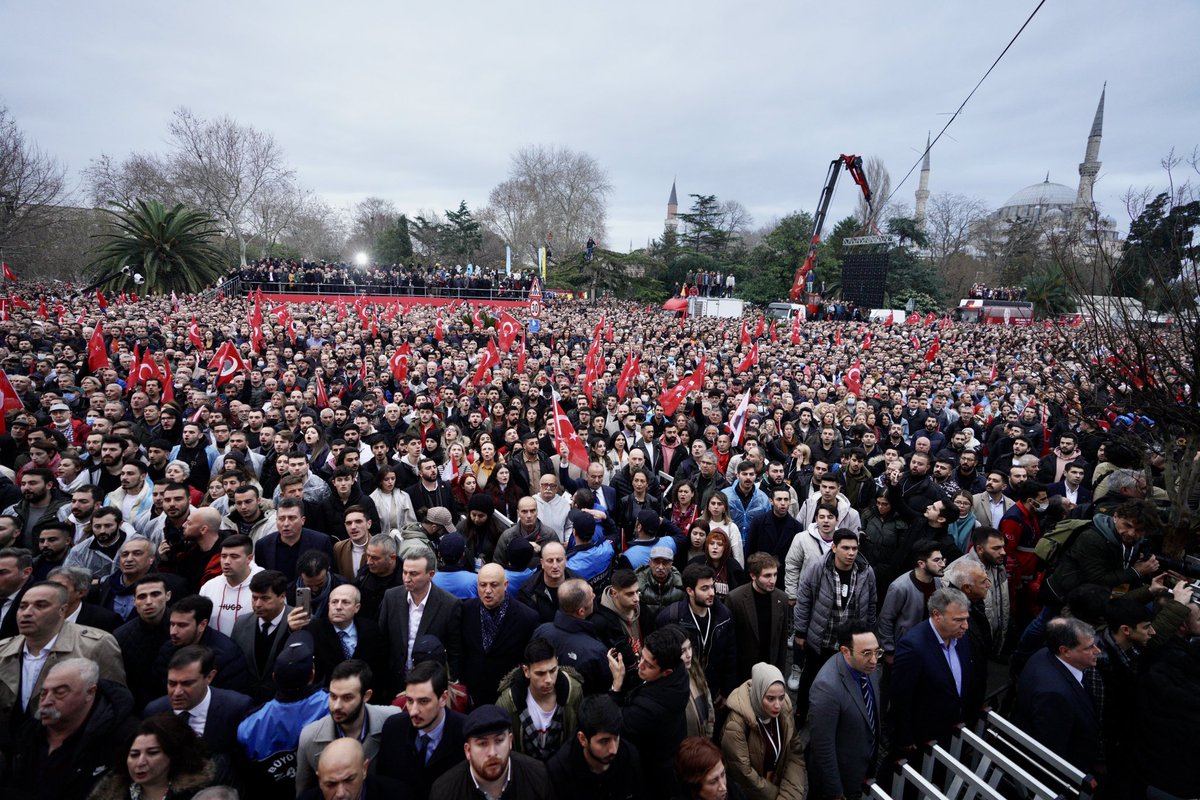 ekrem_imamoglu's tweet photo. Millet, iradesine sahip çıktı.

Bugün Saraçhane'de bu iradeye sahip çıkan kıymetli liderlerimize, vekillerimize, belediye başkanlarımıza ve bizi hiçbir zaman yalnız bırakmayan İstanbullulara teşekkürler. Hiçbir yargı oyunu, hiçbir engelleme çabası bizi yolumuzdan döndüremez. https://t.co/jsoHBnDHht