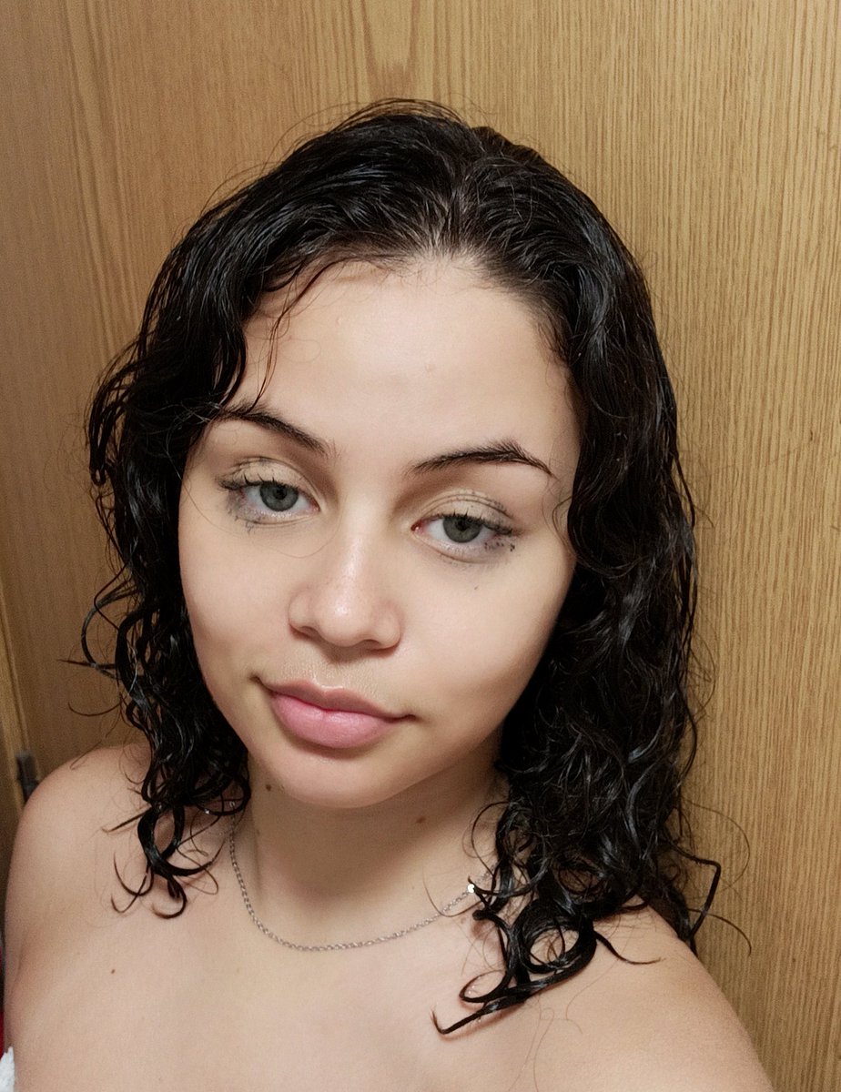 fresibit's tweet photo. Hay dos formas que yo quede así.
La primera es que me desmaquille
La segunda que llegue al orgasmo y este maquillada https://t.co/srZvsAdCeD