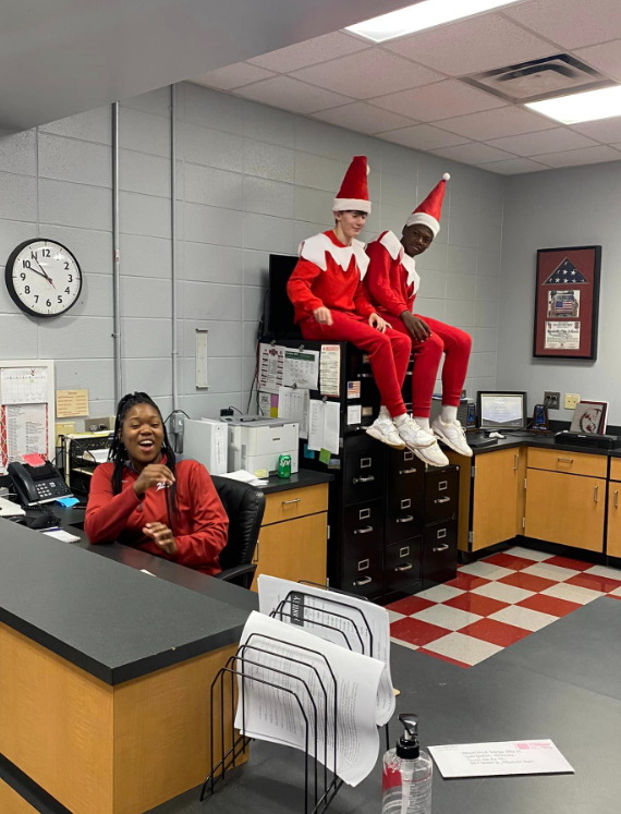 roanoke_schools's tweet photo. 🎄Santa visited Handley High School yesterday but accidently left behind his two elves. They were quite mischievous during their visit! Don't worry though, they made it safely back home to the North Pole.🎄 https://t.co/jzALlp31KW