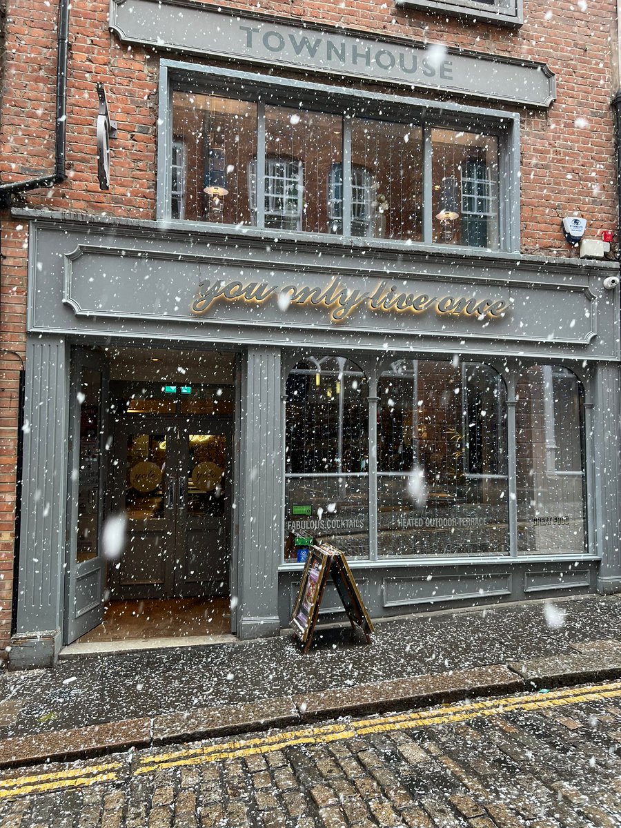Let it snow, let it snow, let it snowwwwww ❄️🌨️🧣

Come inside and let us warm you up on this wintery afternoon!