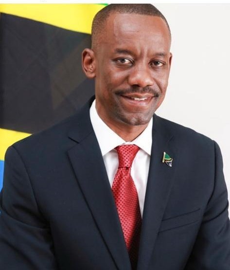 Mchambuzi5's tweet photo. #Utata Kifo cha Balozi Mushy
👉Alirejea nchini Alhamis tarehe 08.12.2022 akitokea Vienna baada ya kukumbwa na kashfa ya kumbaka mwanamke mwenye uraia wa Kenya
👉Aliwekewa mtego na dada huyo,akarekodiwa video clips kisha huyo dada akaenda kuripoti kama amebakwa. https://t.co/o8tb996zTa