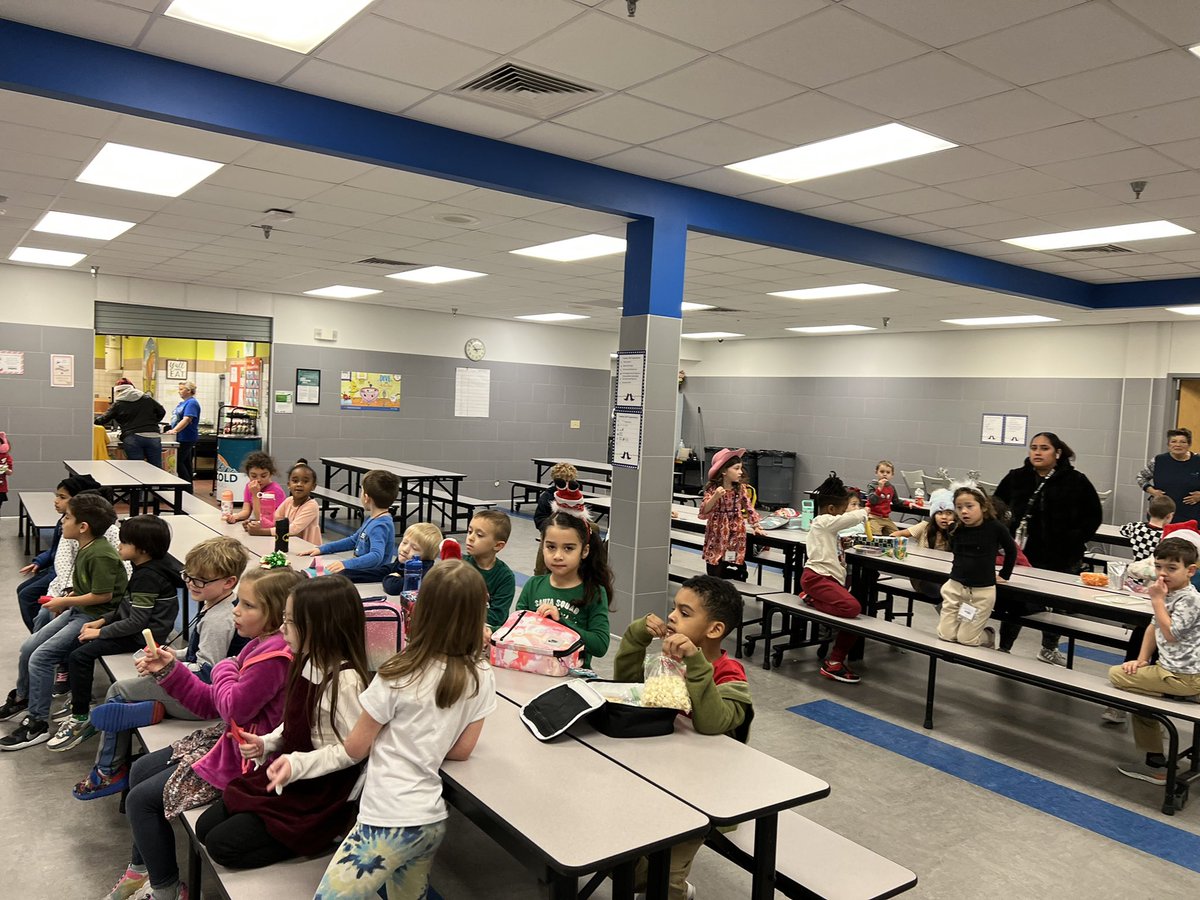 CLP_Elementary's tweet photo. 6th Grade Choir Singing to Kindergarten Lunch! 🎼 #loveclp ❤️💚🎄❤️💚 Thank you @mcclendon_p https://t.co/SjKjWoe24I